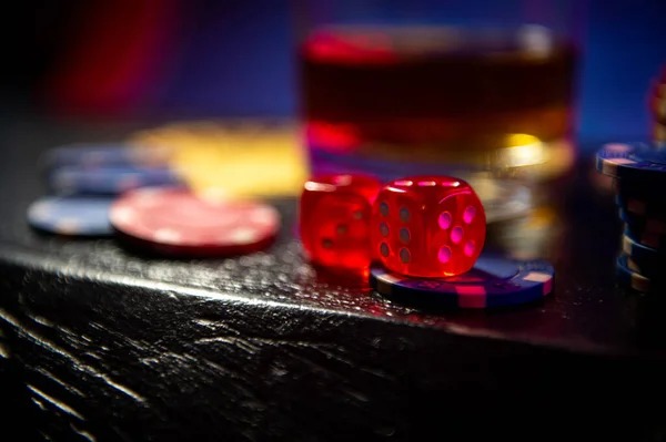 Tampilan permainan live dealer dengan roulette dan baccarat